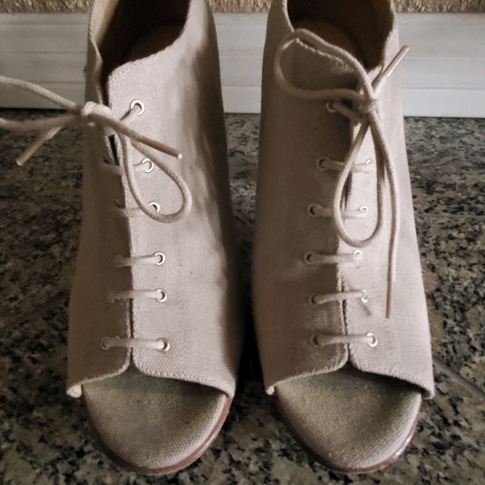 Opening ceremony lace up